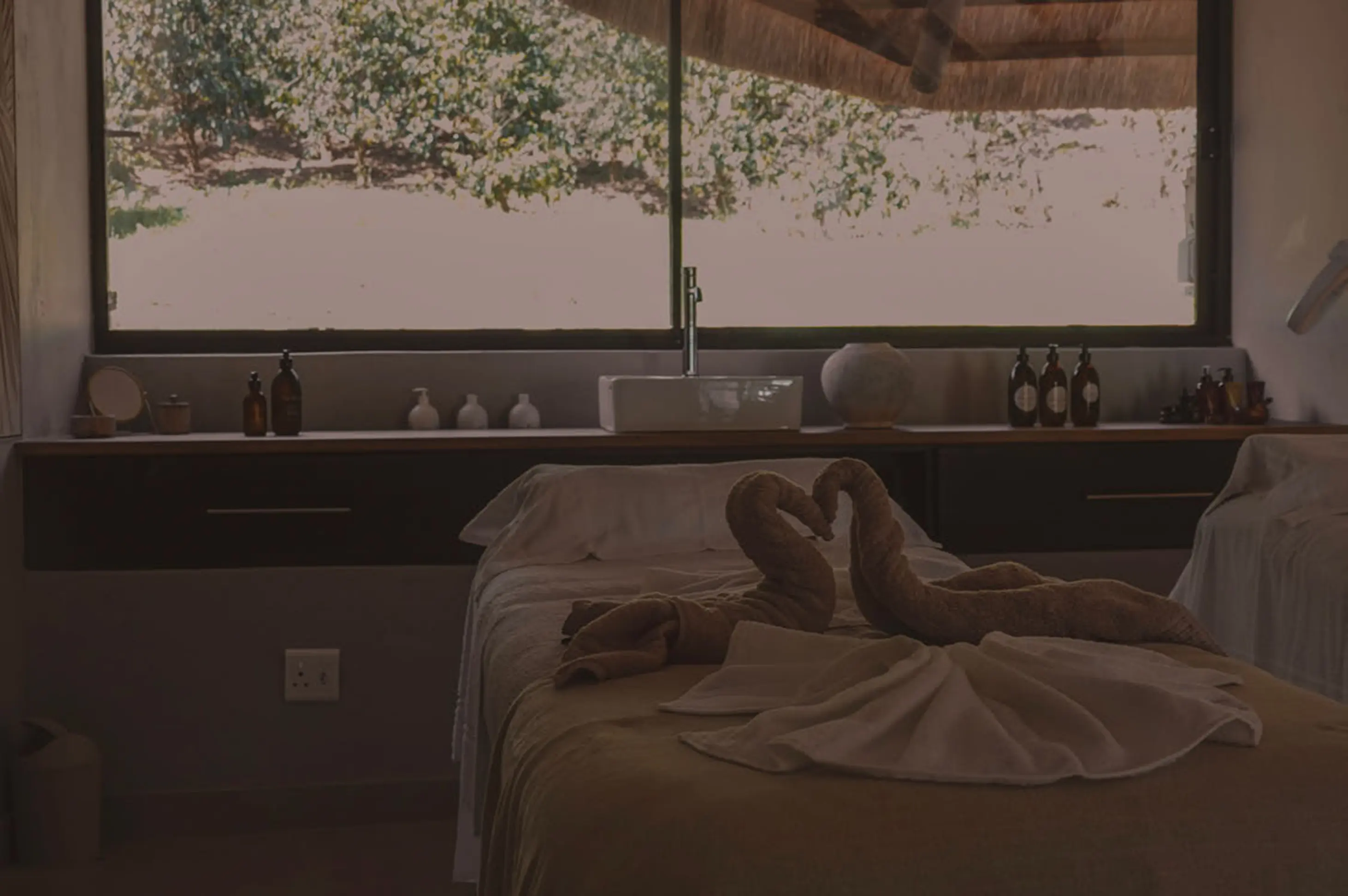 Picture of a bed in a treatment room at Pause Spa